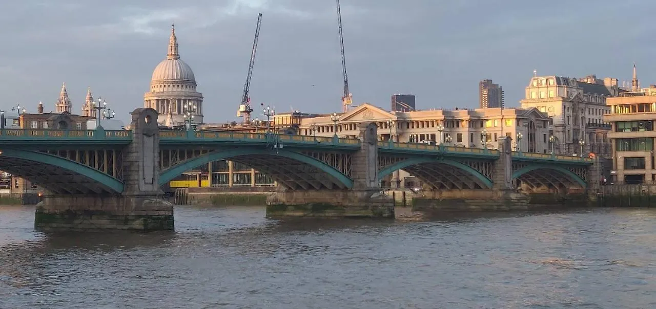 Amisha Modern Deluxe City 2 Bed Apartment By Tower Bridge London