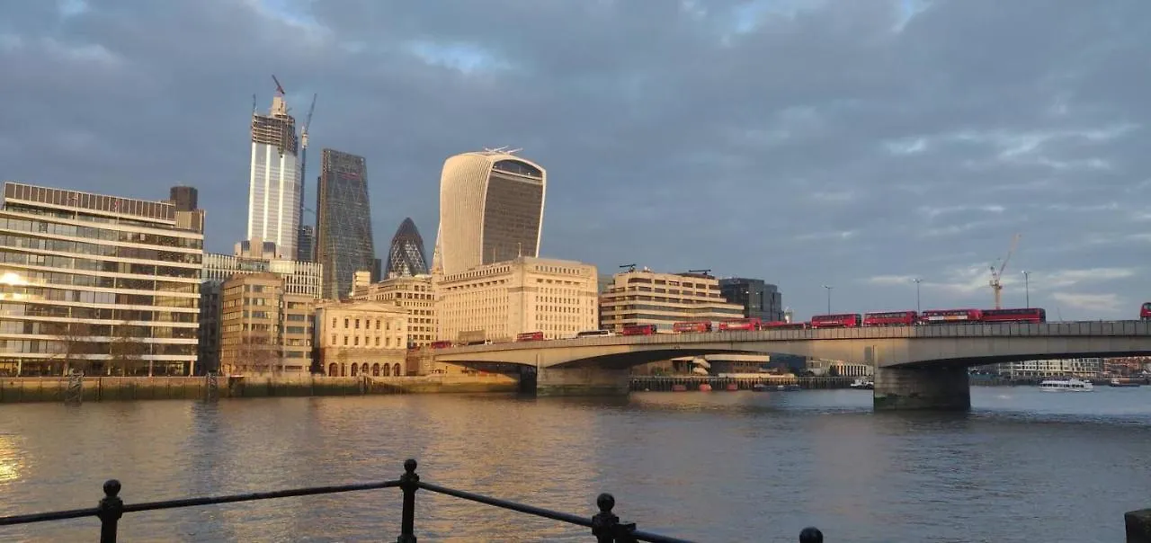 Amisha Modern Deluxe City 2 Bed Apartment By Tower Bridge London